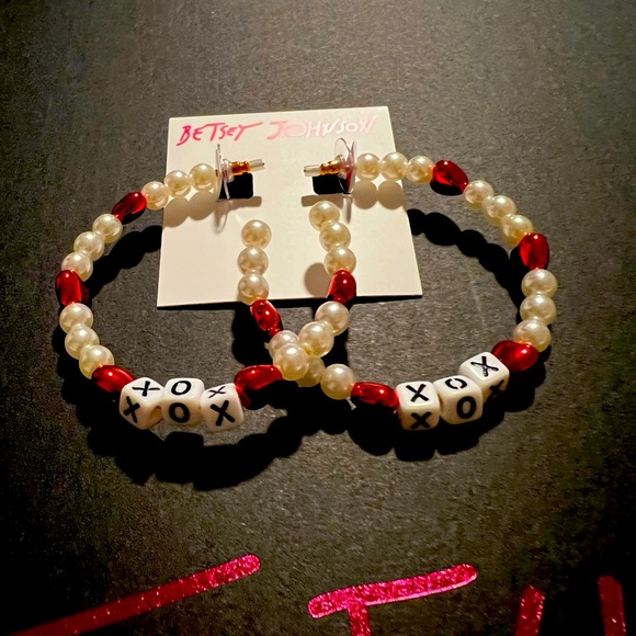 New Betsey Johnson Heart Imitation Pearl Hoop Earrings - Picture 6 of 7